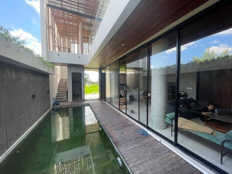 Villa Bali dengan pintu kaca geser dan kolam renang