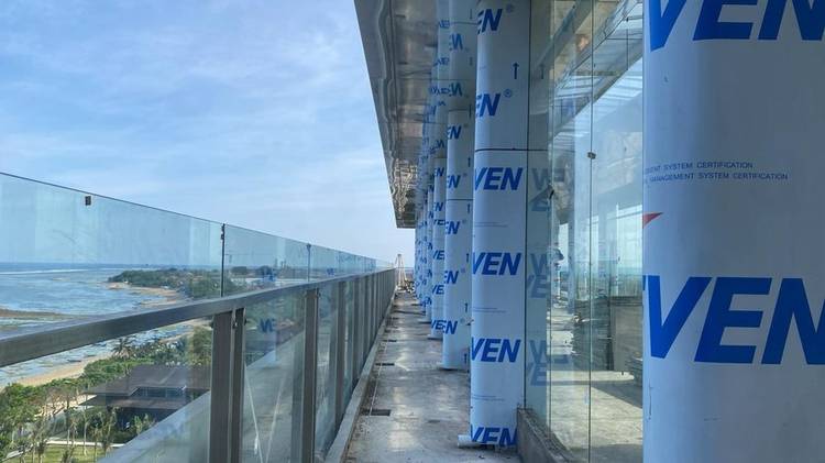 Bali Beach Hotel rooftop dengan railing kaca frameless view pantai